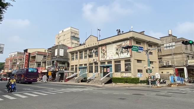 位于金门金城镇的西南门里公所暨周边建筑物，因年代久远，屋龄老旧，部分建筑已斑驳、水泥剥落，钢筋外露而不堪使用(于家麒摄)