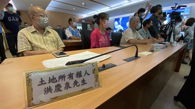 都更案的4位地主代表亦出席签约仪式，见证这歷史性的一刻(于家麒摄)