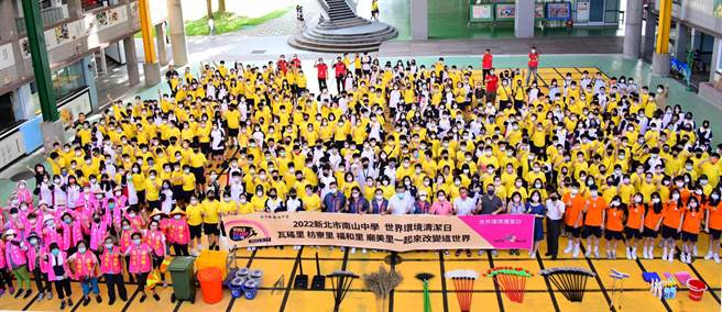 每年9月第三个周末是「世界清洁地球日」，新北市中和区南山中学17日也共襄盛举。（南山中学提供／李奇叡新北传真）