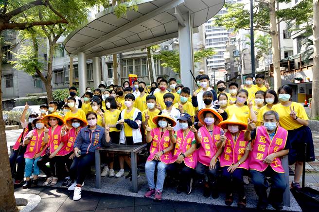 南山中学师生偕同邻近的瓦磘里、枋寮里、福和里、庙美里等4个里里长及里民，一起清理社区骑楼、街道以及公园。（南山中学提供／李奇叡新北传真）