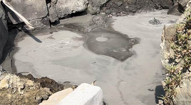 花东强震，虽然震央在东部，但位在西部的台南关子岭宝泉桥温泉露头也出现异常，冒出一堆黑油。（张毓翎摄）