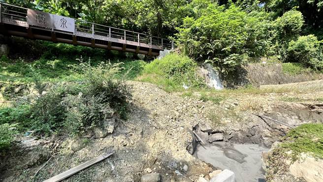 黑色液体与其他的灰色泥浆一起顺流而下。（张毓翎摄）