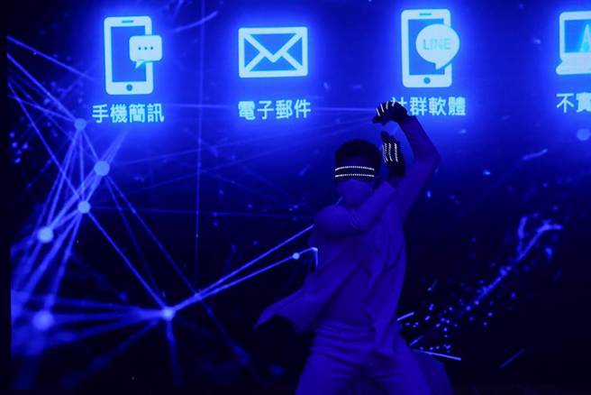 证交所19日举办的「防范金融投资诈骗宣誓仪式」，会中表演者透果演出，提醒民眾要提防诈骗。（邓博仁摄）
