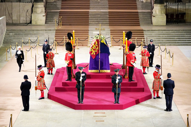 英國要求多數參與英國女王伊麗莎白二世（Queen Elizabeth II）的國家元首，只能搭乘巴士前往，不能搭乘私人座車，讓土耳其總統艾爾多安（Recep Tayyip Erdogan）直接拒絕出席，改派外交部長出席。圖為19日上午暫放英國國會大廈的女王靈柩。（圖／美聯社）