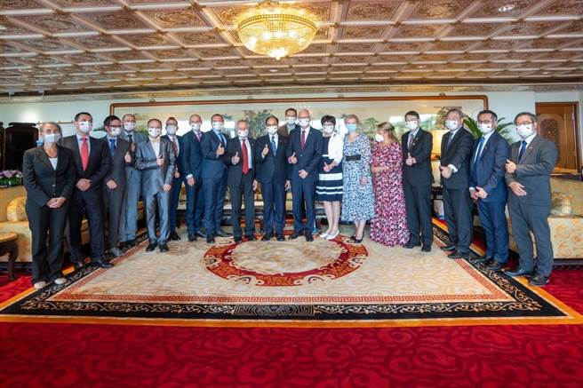 立法院長游錫堃今（19日）接見捷克參議院教育、文化、科技、人權暨請願委員會主席德拉霍斯（Jiří Drahoš）率領的訪問團。（立法院提供）