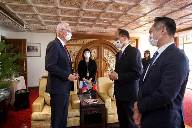 立法院長游錫堃今（19日）接見捷克參議院教育、文化、科技、人權暨請願委員會主席德拉霍斯（Jiří Drahoš）率領的訪問團。（立法院提供）