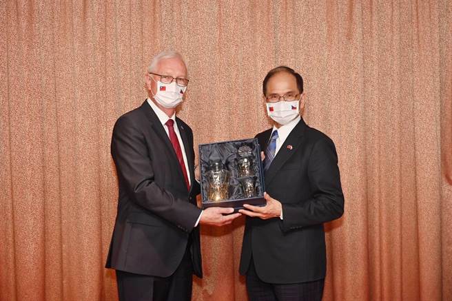 立法院長游錫堃今（19日）接見捷克參議院教育、文化、科技、人權暨請願委員會主席德拉霍斯（Jiří Drahoš）率領的訪問團。（立法院提供）