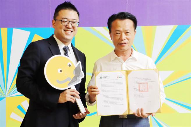 嘉义县长翁章梁与全球旅游平台Agoda签署MOU，在9月12日至10月2日期间推出旅游优势，支持嘉义的观光。（吕妍庭摄）。