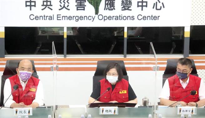 蔡英文总统（中）18日在行政院长苏贞昌（左）及内政部长徐国勇（右）的陪同下，视察0918地震中央灾害应变中心。（资料照片／郑任南摄）