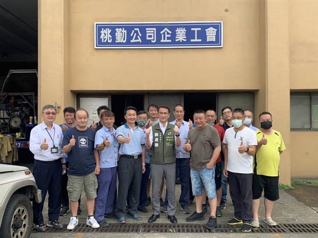 针对八德国民运动中心羽球馆天花板崩塌，民进党桃园市长参选人郑运鹏(中)说，外界别用政治选举方式解读。(郑运鹏竞选办公室提供／吕筱蝉桃园传真)