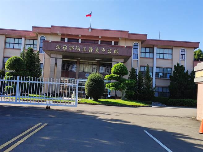 台中监狱收容人陈坤和17日趁戒护就医脱逃，翌日落网，法务部与矫正署政风人员至中监展开调查。（张妍溱摄）