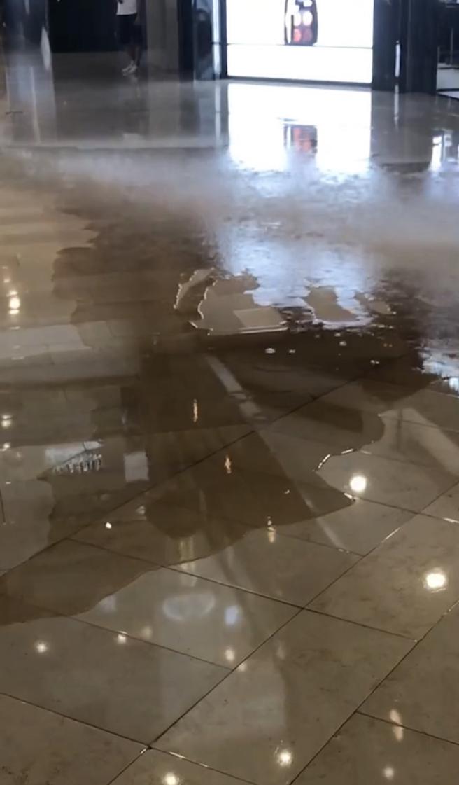 台北101精品区楼面今（19 日）发生积水状况。（民眾提供）