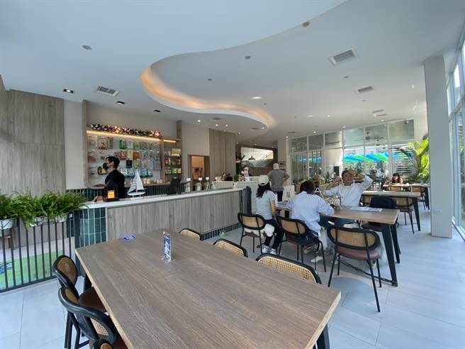 派特寵物友善空間一樓為人狗共處的寵物餐廳。（馮惠宜攝）