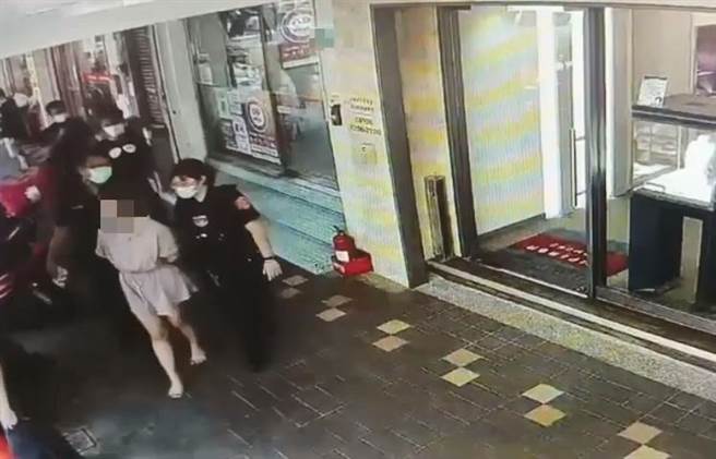 新北市三重区19日中午发生一起银楼抢案，有名女子由于欠朋友钱，她竟持假钞上门一间银楼意图诈财，结果被老板娘眼尖发现后，索性一把抢走2只戒指后夺门逃逸，结果逃不到40分钟就被警方循线逮捕。(三重警分局提供)