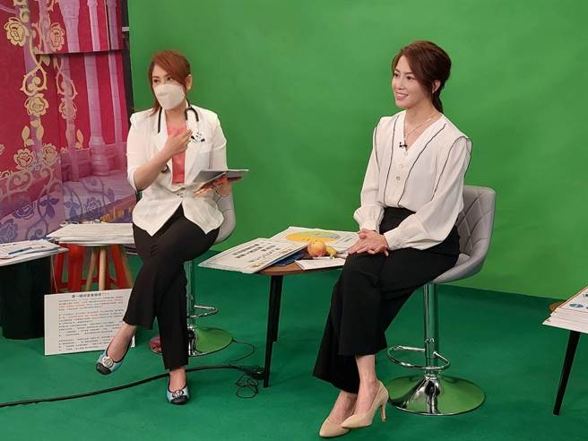 《健康超给莉》主持人薛楷莉（左）与性学博士许蓝方。（中天新闻提供）