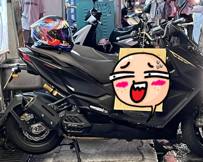 他違停紅線還貼告示牌寫「不要碰、不要坐」，網一見怒喊：「先拖吊」，不過也有網友力挺「我也不喜歡人家碰我的車」。（圖／路上觀察學院）