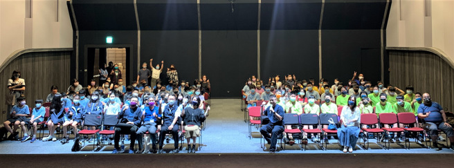 教育局副局長劉明超與4校國中8年級學生一起觀賞國光劇團演出。(照片/新北教育局提供)