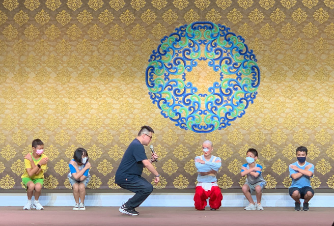 學生體驗京劇動作矮子步。(照片/新北教育局提供)