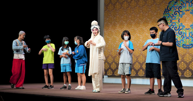 學生體驗京劇動作蘭花指。(照片/新北教育局提供)