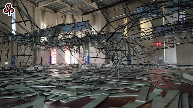 桃园市八德运动中心羽球场的天花板因为地震而掉落。（本报资料照片）