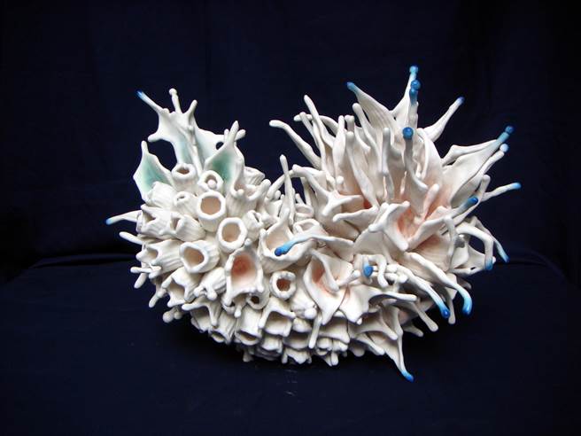 余成忠的作品《花漾（六）》在西班牙L'Alcora第41届国际陶艺竞赛荣获首奖。（台湾工艺研究发展中心提供／廖志晃南投传真）