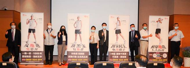 桥头地检署与高雄地检署19日举行「羽戴同行、邀你反贿」联合记者会。（林瑞益摄）