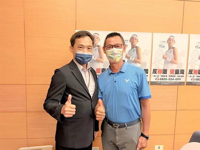 桥头地检署检察官顏郁山（左）与戴资颖的父亲戴楠凯是球友，因此促成戴资颖帮忙拍摄反贿选广告。（林瑞益摄）