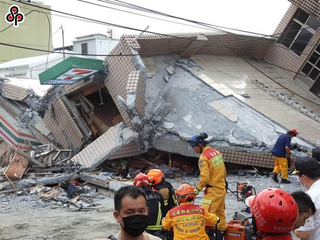 台東芮氏規模6.8強震，鄰近一旁的花蓮玉里鎮一棟樓房應聲倒塌。（羅亦日林攝）