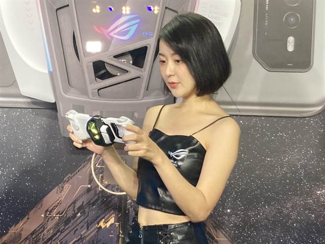 ROG Phone 6D。（陈柔蓁摄）