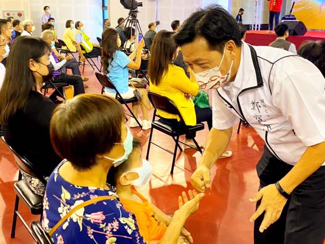 台东县池上乡18日下午2时44分发生芮氏规模6.8大地震，桃园市八德运动中心天花板倒塌，桃园市长候选人郑宝清在脸书上表示，「桃园市政府应该要全⾯体检所有已完⼯使⽤的公共建筑的安全结构、耐震程度」。为郑宝清候选人参与八德运动中心停车场启用典礼。（郑宝清提供）