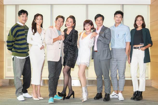周孝安（左起）、周晓涵、洪都拉斯、陈亚兰、王彩桦、李兴文、邹承恩、杨晴出席《加油喜事》新戏开镜。（TVBS提供）