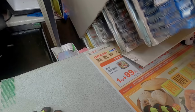 救難人員冒著餘震不斷的危險，進入倒塌的1樓超商櫃台，呼喊「有人嗎？裡面有沒有人受困」。（消防攝手 蔡哲文授權提供）