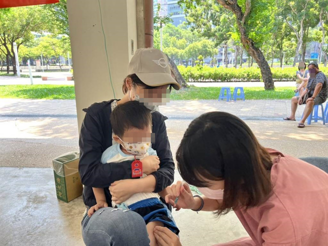 根據國外的醫學報告，施打新冠肺炎疫苗可以減少9成左右重症機會，醫師呼籲家中還未打滿兩劑的嬰幼兒或兒童的家長，應該趕快帶小朋友去醫療院所施打新冠肺炎疫苗。示意圖非新聞當事人。（資料照片）