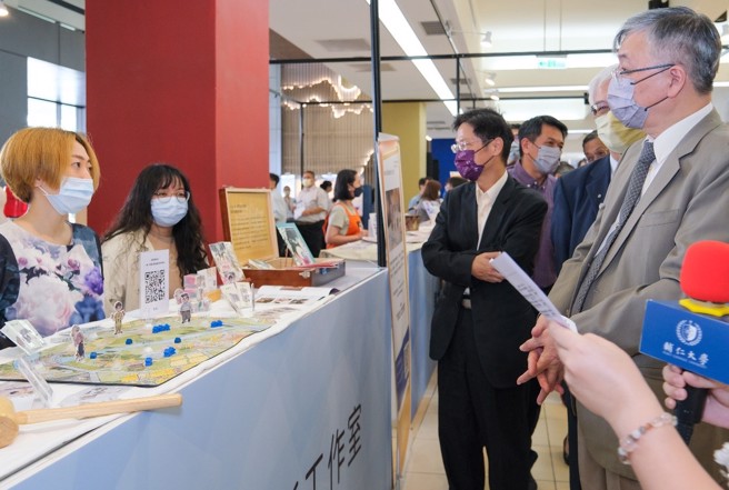 辅仁大学校长江汉声参观创业周的校友创业家摊位。(照片/辅仁大学提供)