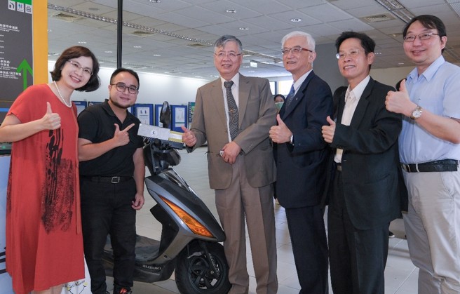 辅仁大学校内师长与开发机车共享平台的企管系校友合影。(照片/辅仁大学提供)