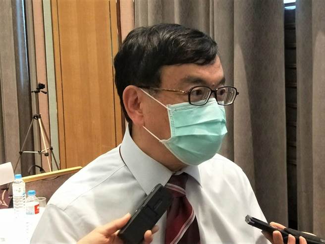 台湾感染症医学会名誉理事长黄立民指出，国内今年可能迎来流感大年，预估将有15％到20％人口感染，相当于全台300到400万人。（王家瑜摄）