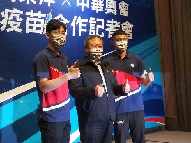 男子游泳选手「台湾蝶王」王冠闳（左起）、中华奥会主席林鸿道、东京奥运射箭反曲弓男子团体银牌汤智钧出席捐赠仪式。（王家瑜摄）