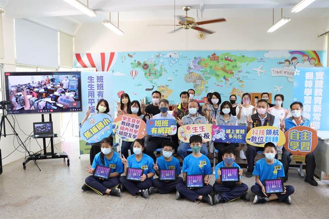 苗栗縣府教育處19日透過苑裡鎮蕉埔國小與後龍國小連線方式，辦理實體線上混成公開授課。（苗栗縣政府提供／李京昇苗栗傳真）