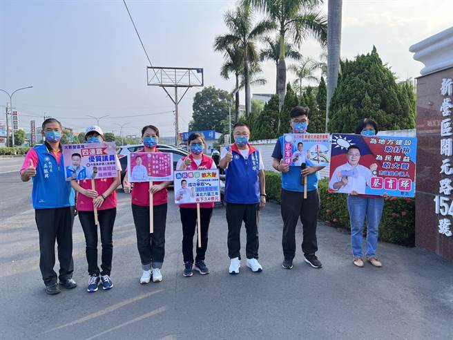 年底选举，台南市议员第一选区竞争激烈，寻求连任的国民党老将蔡育辉（右三）提前站街头衝刺。（摘自蔡育辉脸书／张毓翎台南传真）