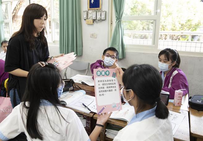 课堂上男女同学并肩畅玩月经桌游 在自然氛围下认识月经议题 破除月经框架。（Kotex提供）