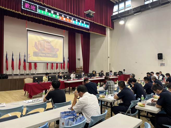 因應「2022年地方公職人員選舉」事務刻不容緩，為端正選風及確保選舉能公平、公正、公開，台灣新北地方檢察署於今（19）日，由檢察長毛有增率同主任檢察官洪三峯、主任檢察官鄭淑壬前往蘆洲警分局聯合訪視。(蘆洲警分局提供)