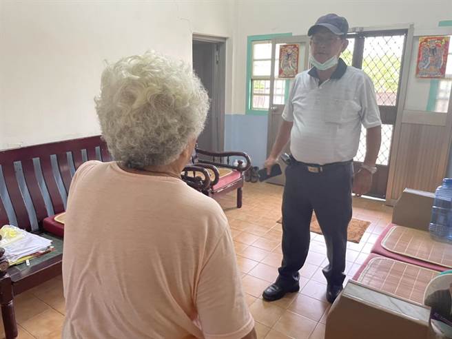 张事民受访时受里民请托，前往里内一处民宅探寻独居老人的情况。（李俊淇摄）