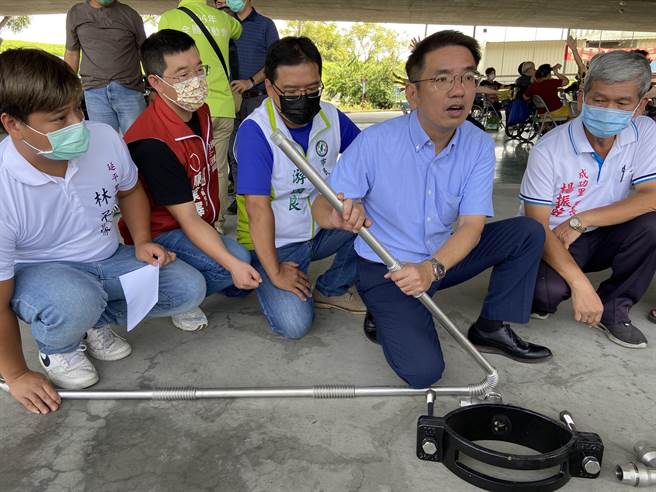 宜蘭市長江聰淵推動汰換、修復管線時，使用不鏽鋼波狀管。（吳佩蓉攝）