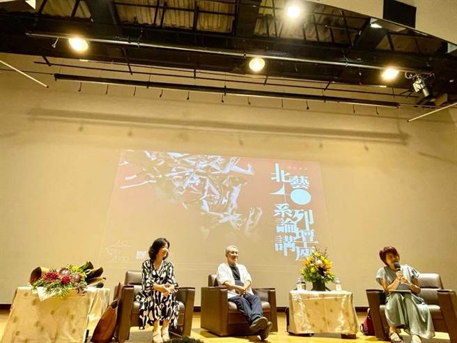 云门舞集创办人林怀民今（19）日上午到台北艺术大学演讲。左为北艺大舞蹈学院院长何晓玫，右为北艺大舞蹈理论所副教授陈雅萍。（北艺大舞蹈系提供）