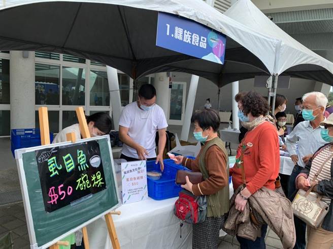台南虱目鱼文化季进入第11年，活动现场不仅有文创市集，还有以虱目鱼制作的披萨及碗粿，此为去年活动照片。（七股区公所提供／李俊淇台南传真）