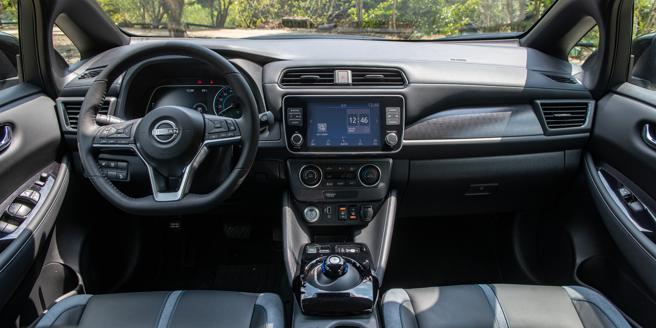 儀表控台採取「滑翔翼造型」，可擴大視野。（陳大任攝）