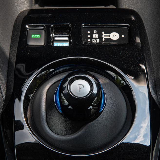 可切換模式的NISSAN電動車專屬排檔旋鈕。（陳大任攝）