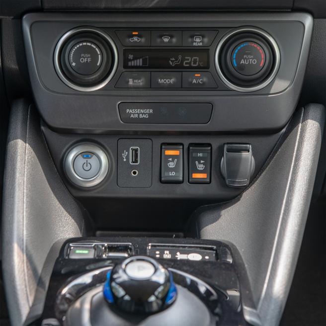 中控台下方有充電插孔及座椅加熱功能按鍵。（陳大任攝）