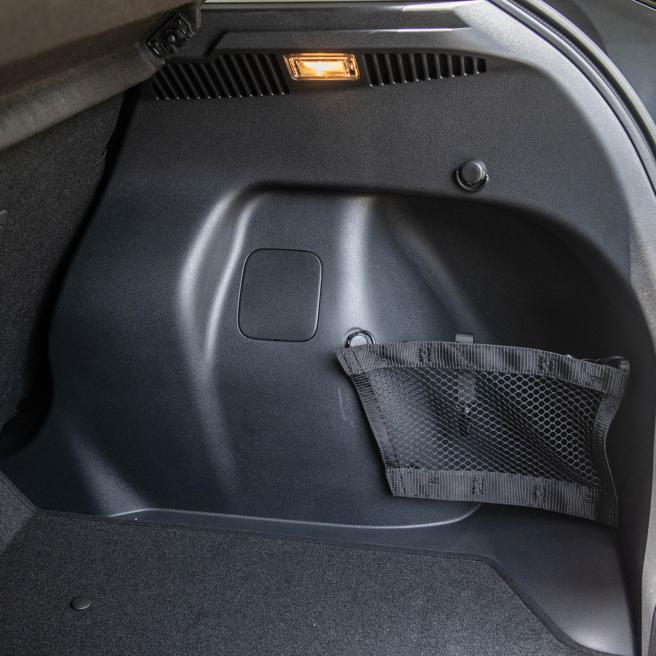 行李廂兩側還有網格置物空間。（陳大任攝）