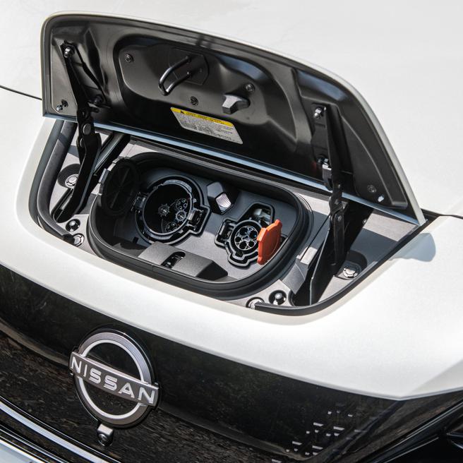 提供慢充J1772及快充CHAdeMo（左）兩種充電插孔規格。（陳大任攝）